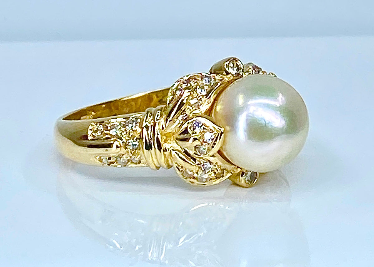 Bague en or jaune 18 carats, perle et 38 diamants.