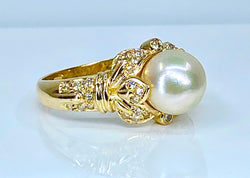 Bague en or jaune 18 carats, perle et 38 diamants.