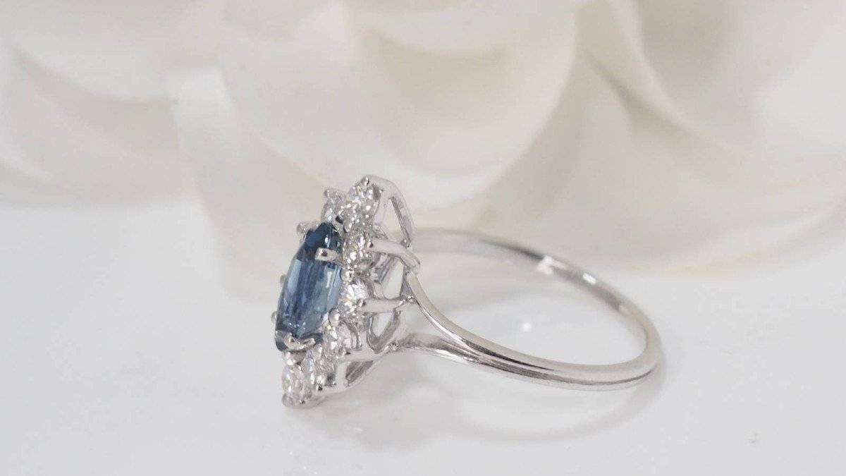 Bague navette en or blanc, saphir et diamants