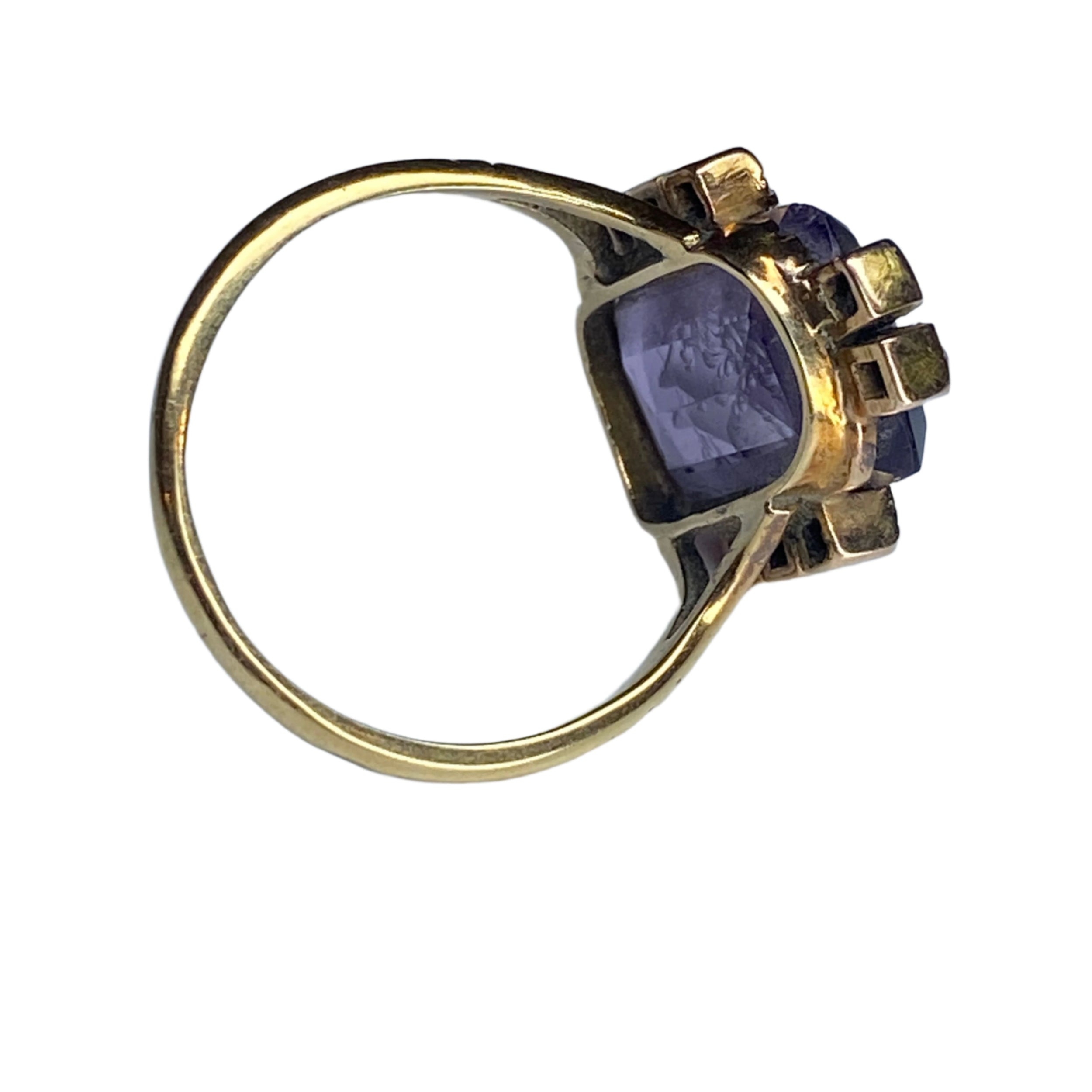 Yellow gold, glass and pearl intaglio ring