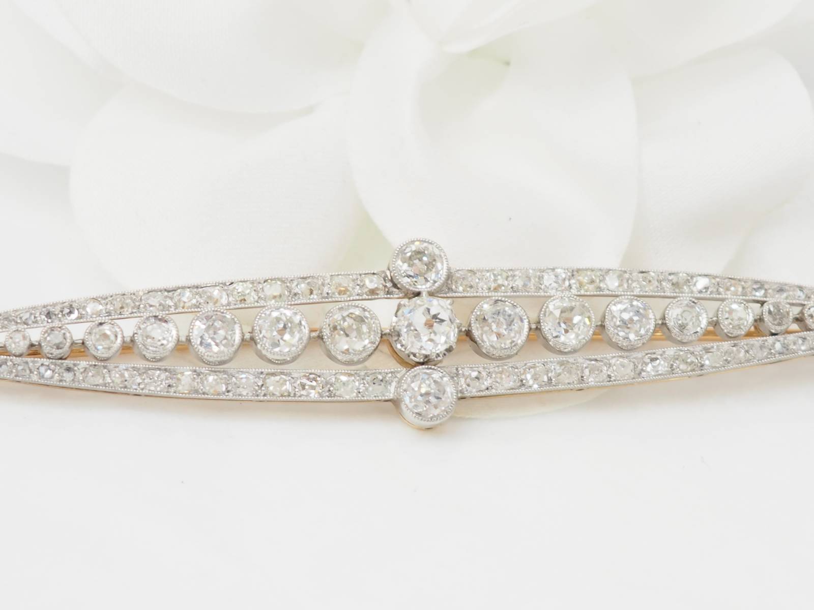 Brooch Art Deco in yellow gold and paltinium with diamonds