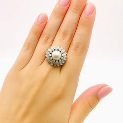 Bague en or blanc, diamants, et perle