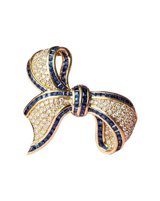 Broche nœud composée d'or jaune 18k saphirs et diamants