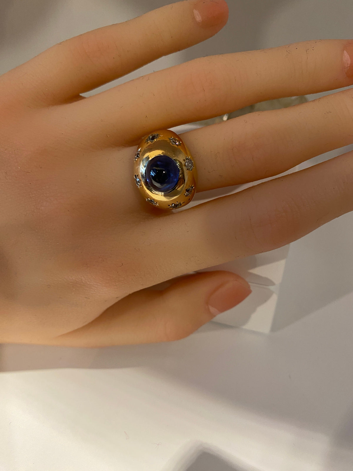 18-carat gold ring, 5.10 ct unheated Ceylon cabochon sapphire circa 1940