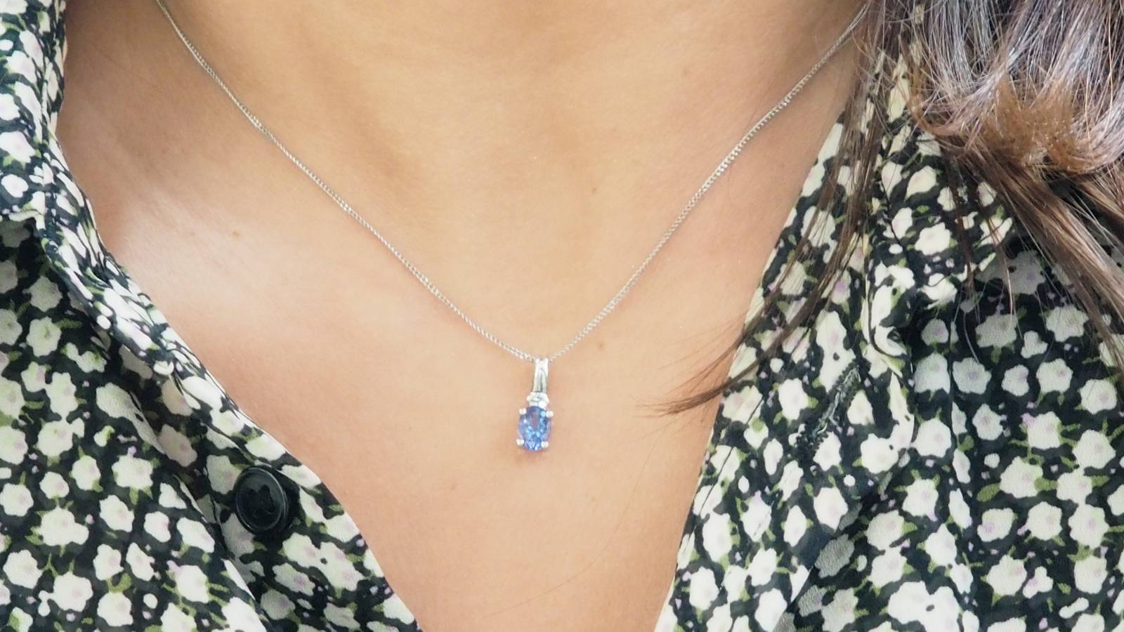 Collier en or blanc, tanzanite et diamants