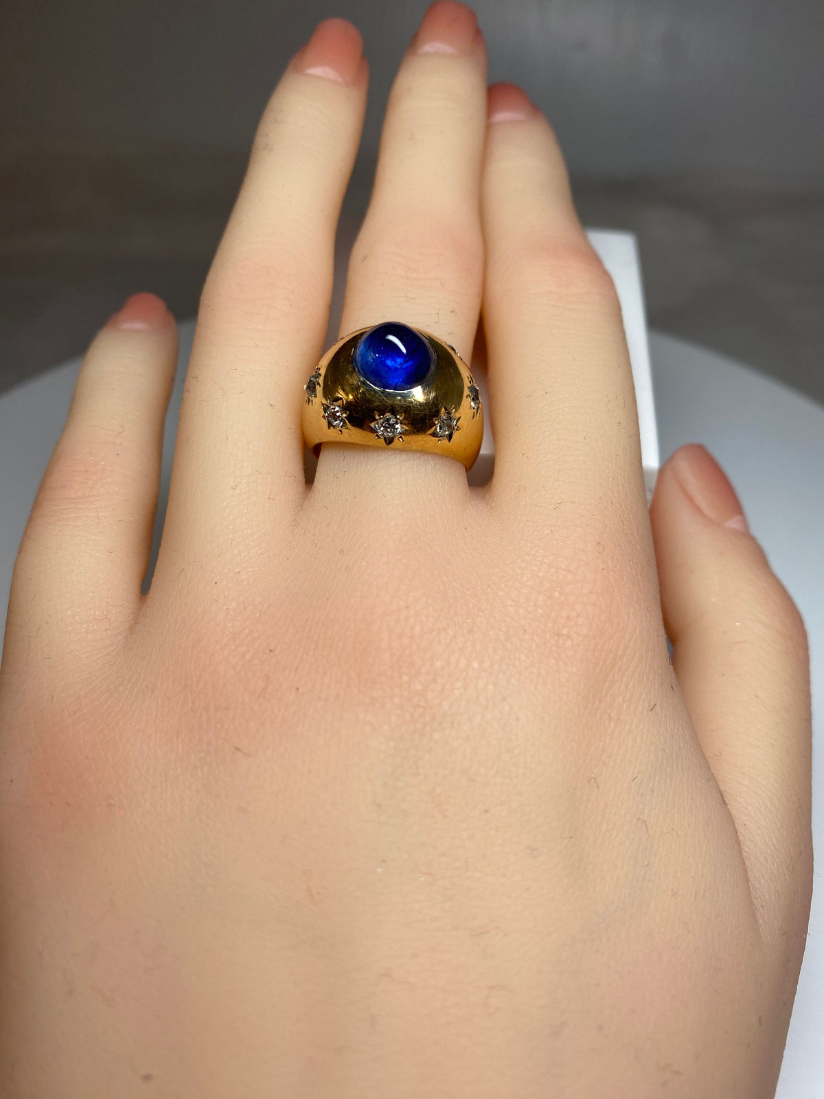 18-carat gold ring, 5.10 ct unheated Ceylon cabochon sapphire circa 1940