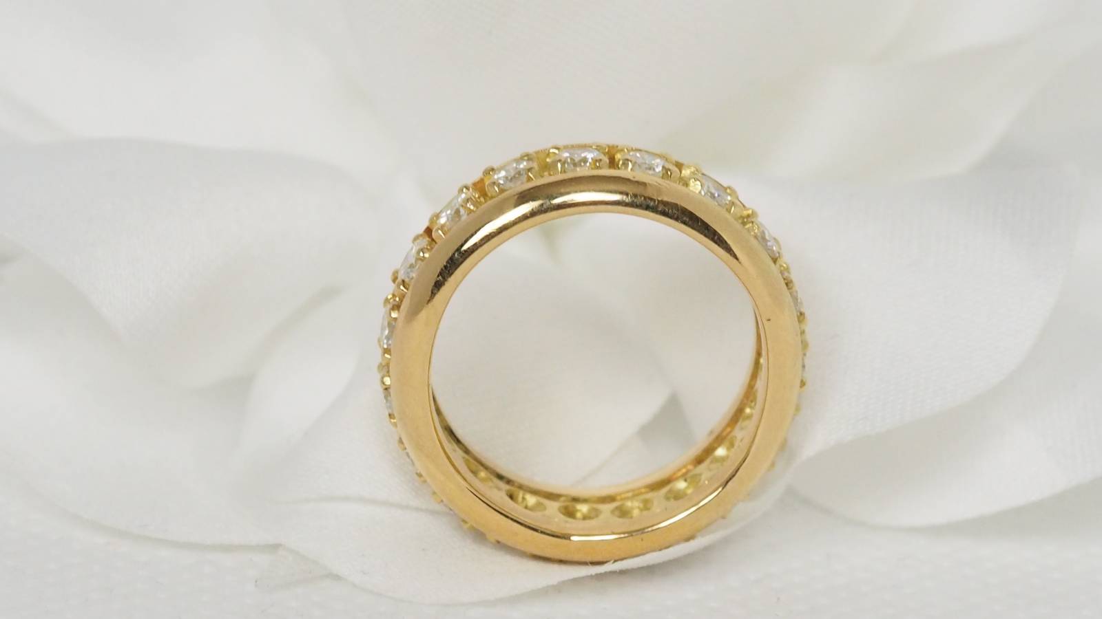 American wedding ring in yellow gold and diamonds