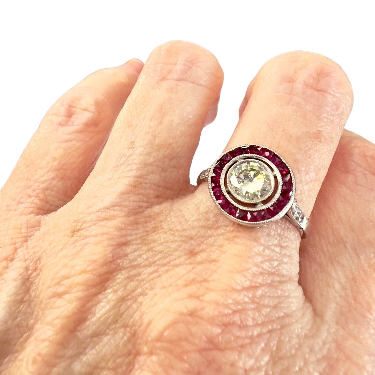 SORTIJA ESTILO ART DECO de PLATINO 950 kts con DIAMANTES y RUBIES