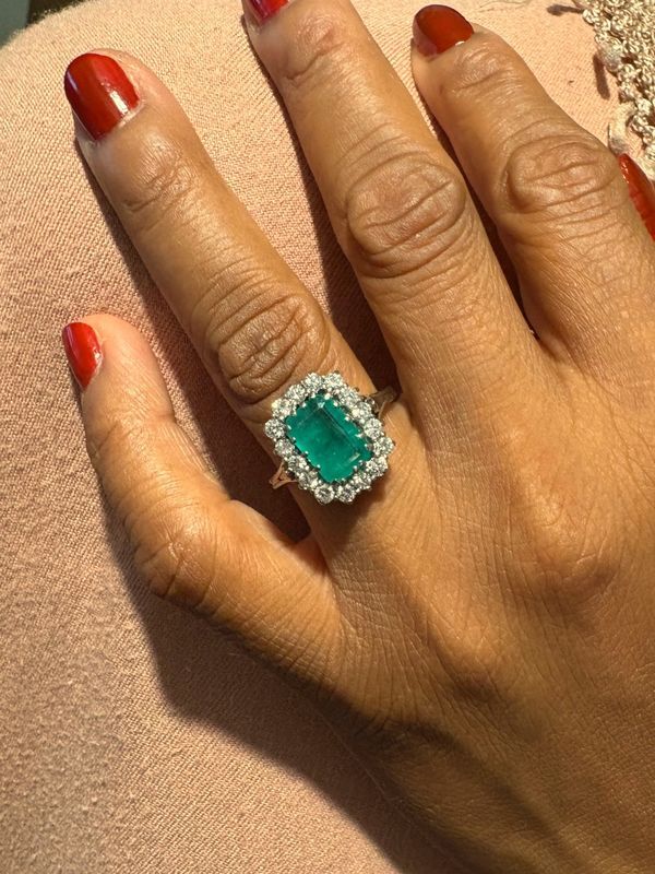 BAGUE MARQUISE ÉMERAUDE ET DIAMANTS