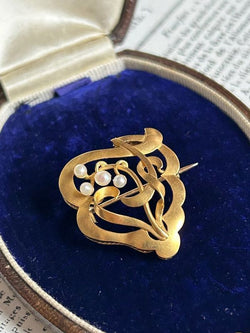 Brooch Art Nouveau in yellow gold and beads