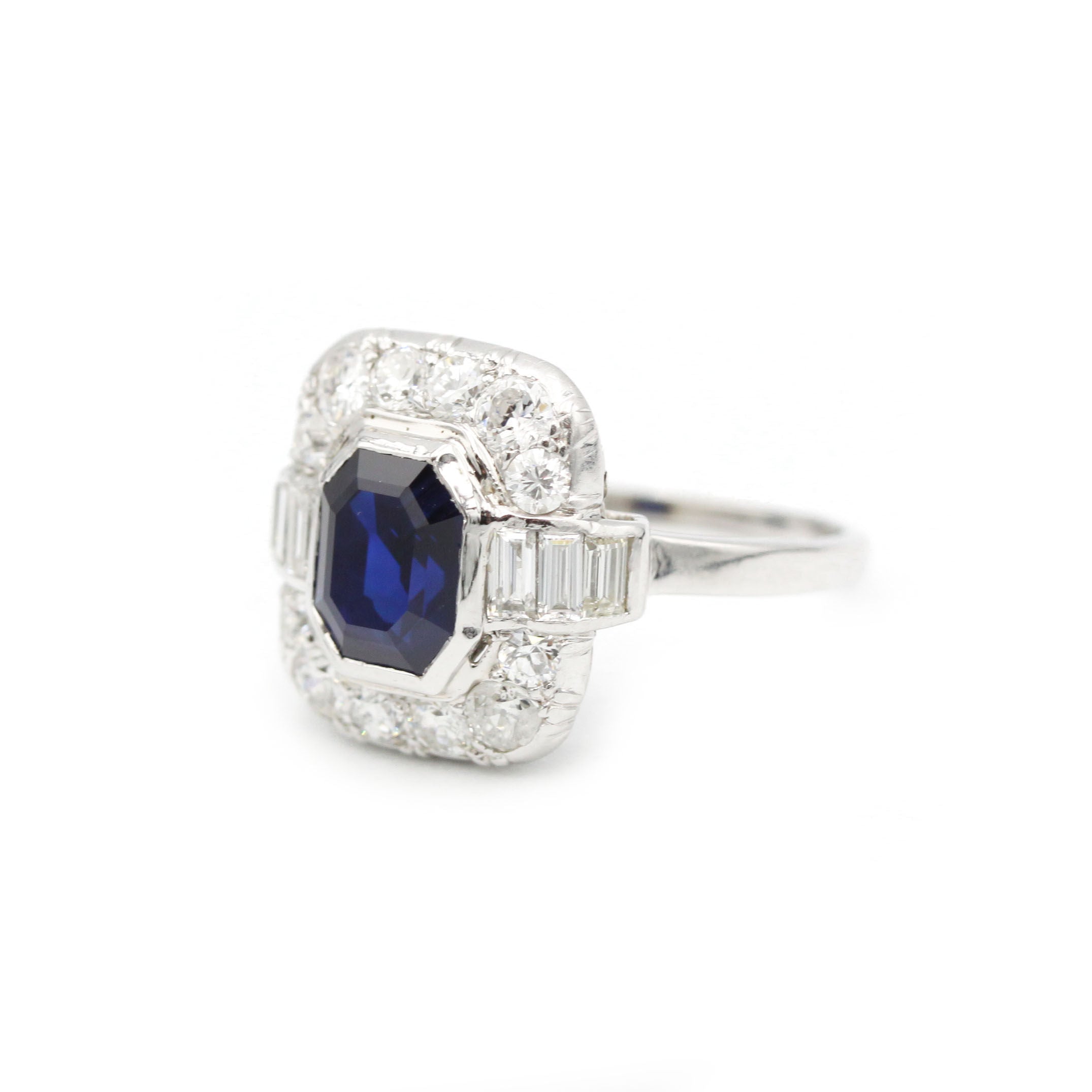 Ring Art Deco in paltinium, sapphire and diamonds