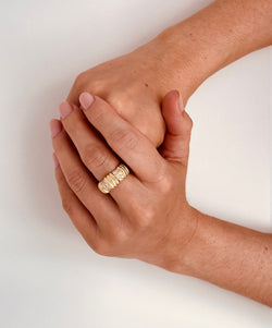 Bague Bandeau à godrons en or jaune et diamants