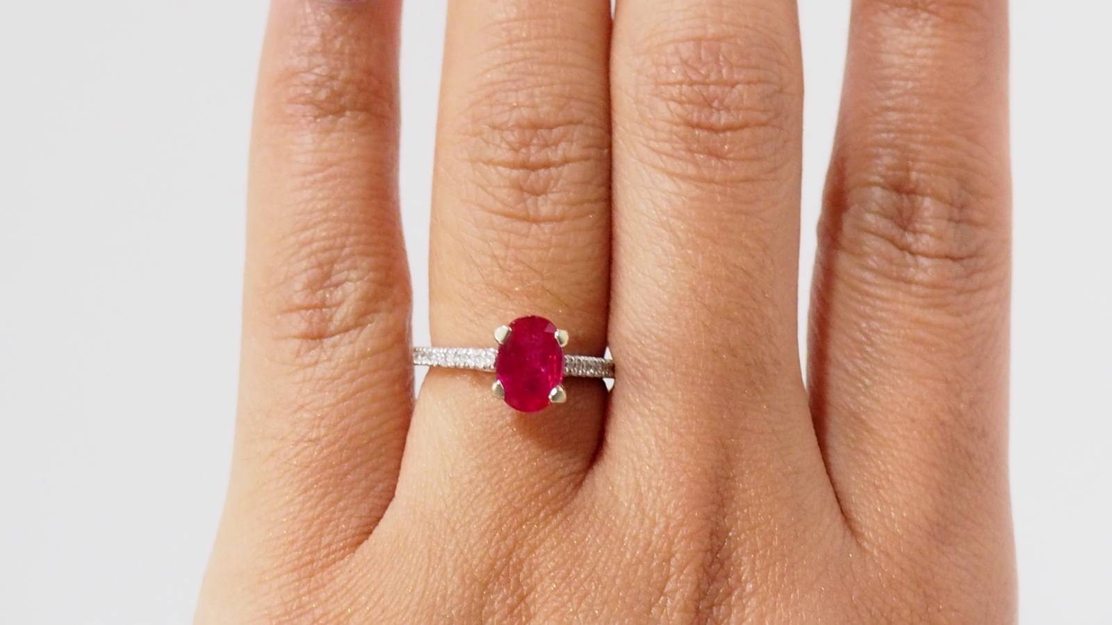 White gold, ruby ​​and diamond ring 