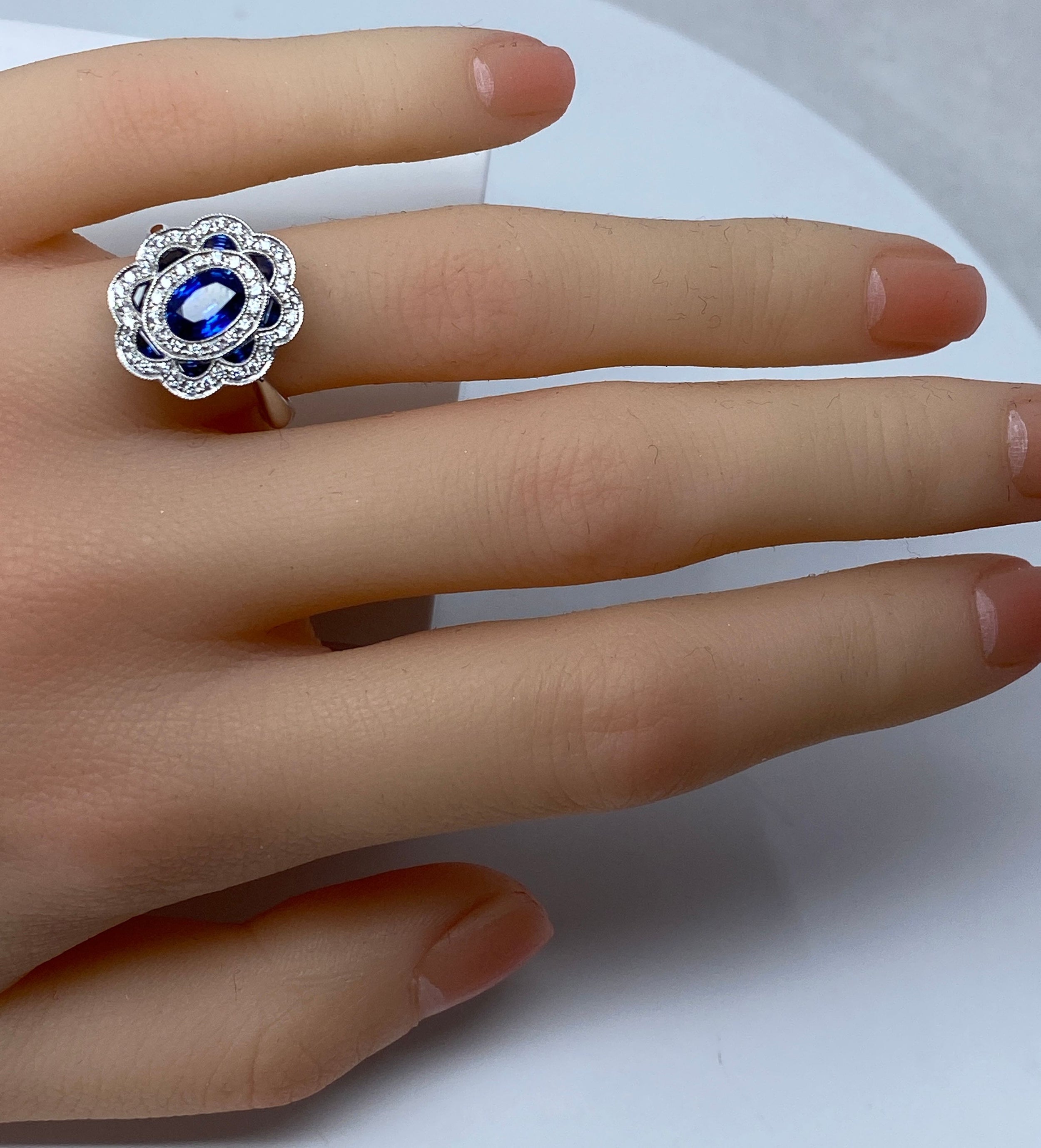 Bague marguerite en or 18 carats en saphirs et diamants