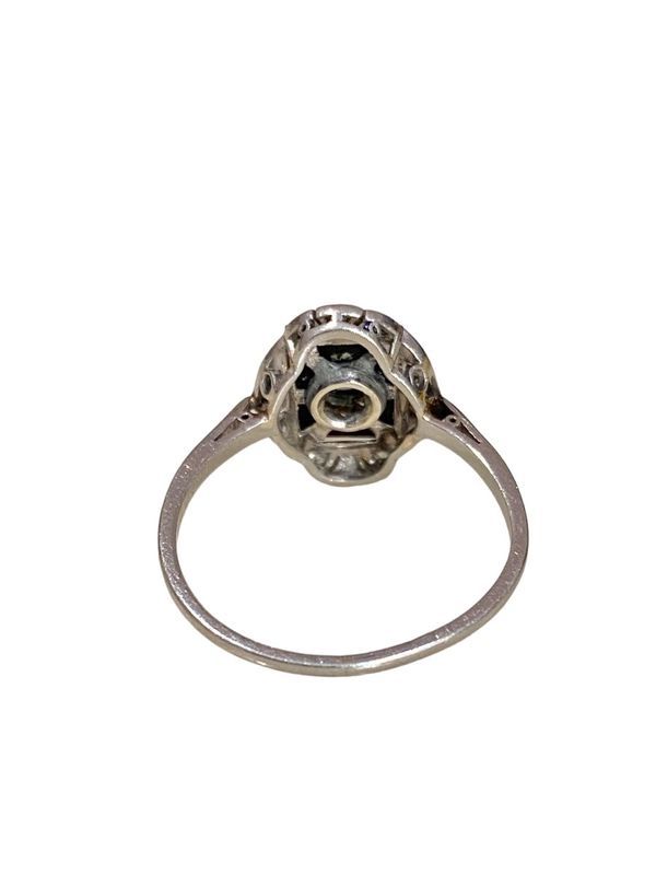 Bague Art Déco, en platine et diamants