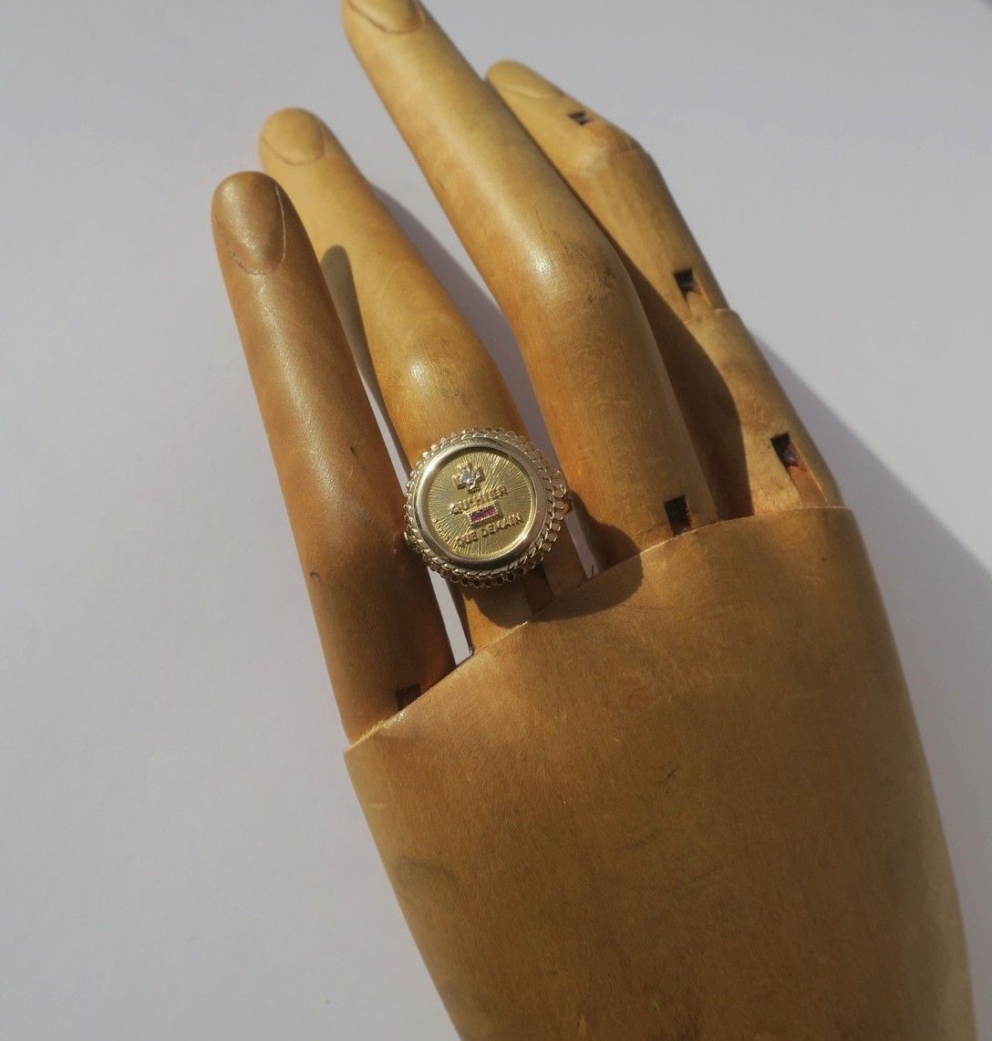 Bague A. AUGIS chevalière médaille d'amour en or jaune et diamant