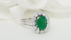 Bague entourage en or blanc, émeraude ovale et diamants