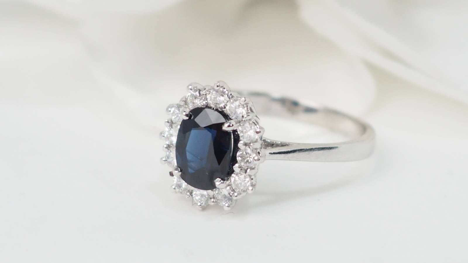 Bague marguerite en or blanc, saphir et diamants