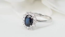 Bague marguerite en or blanc, saphir et diamants