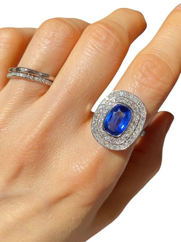 18k white gold sapphire and diamond ring