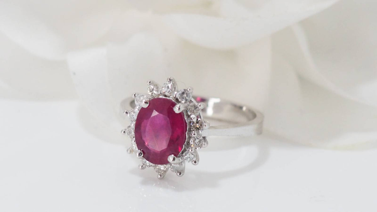 Bague en or blanc, rubis 2cts et diamants