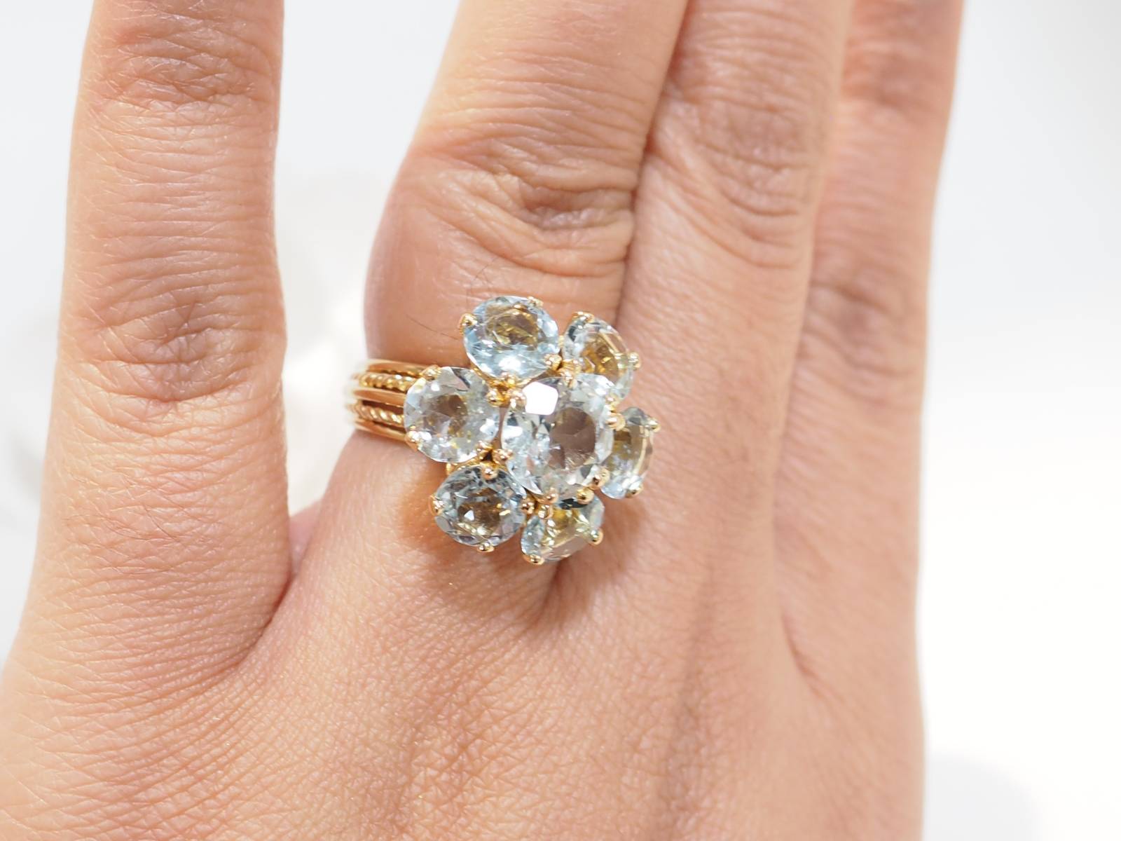 Ring flower in yellow gold and aquamarine