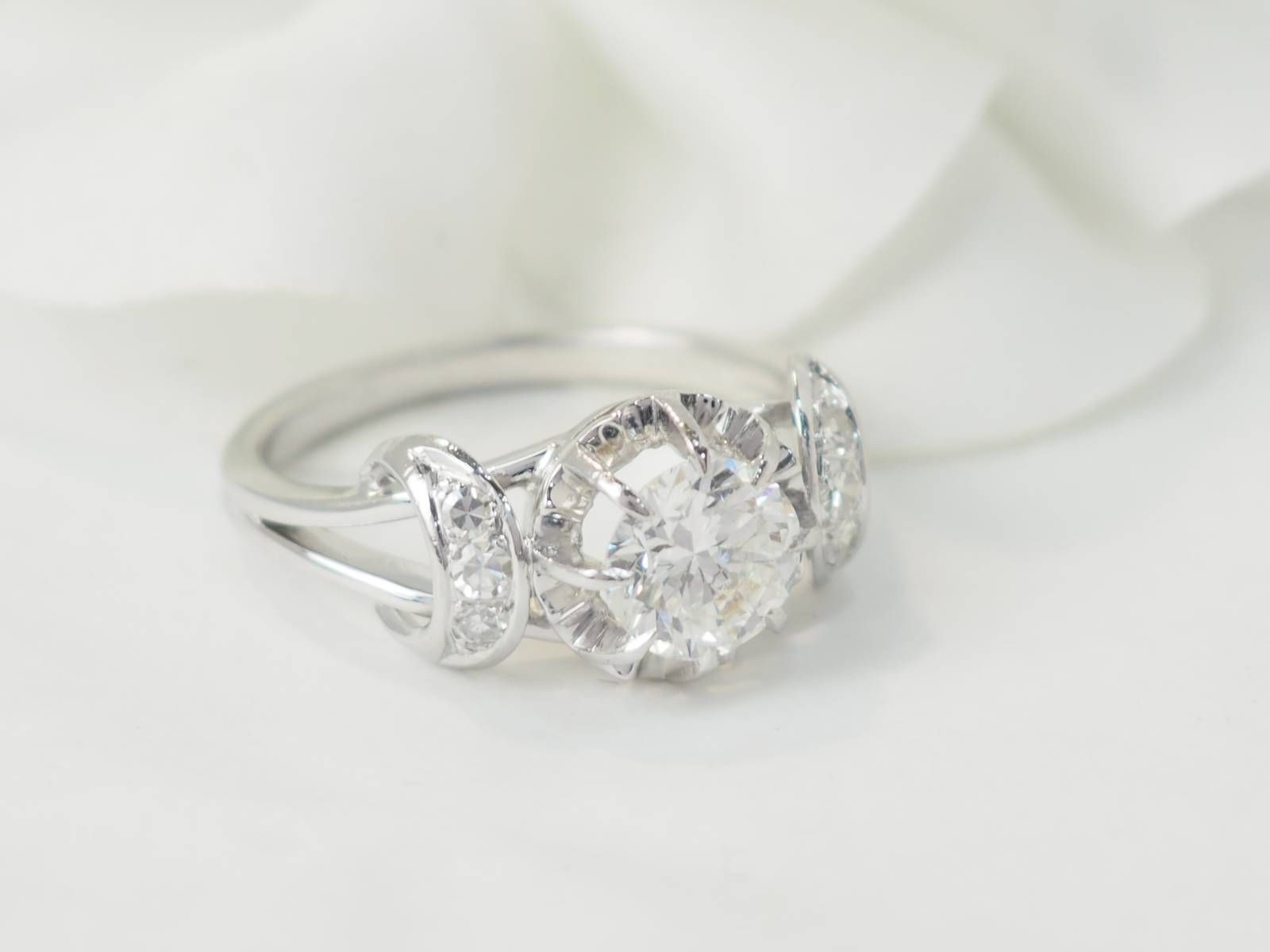 Ring Solitaire in white gold, paltinium and diamonds.