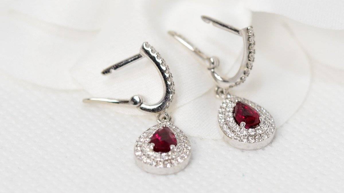 White gold, pear ruby ​​and diamond earrings 