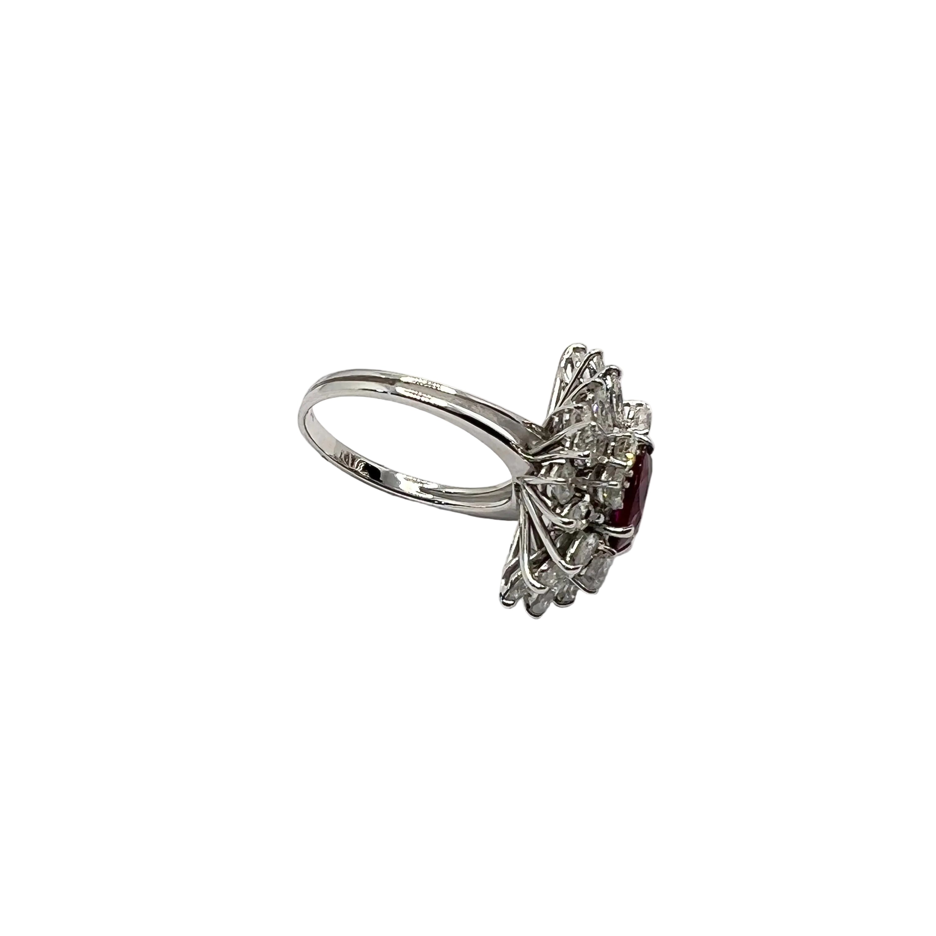 Bague Marquise en or blanc, rubis, et diamants