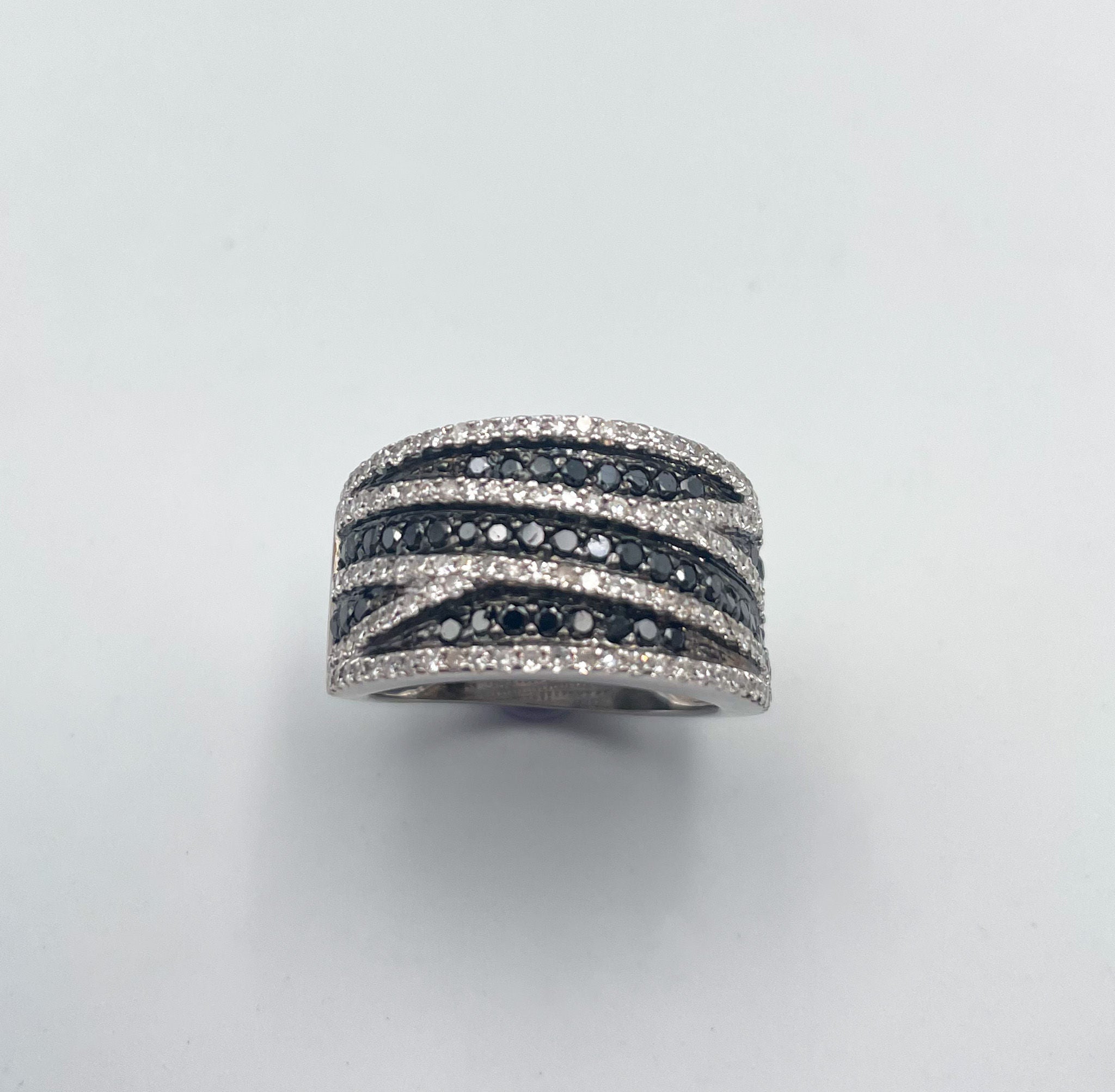 Bague bandeau diamants blancs et noirs