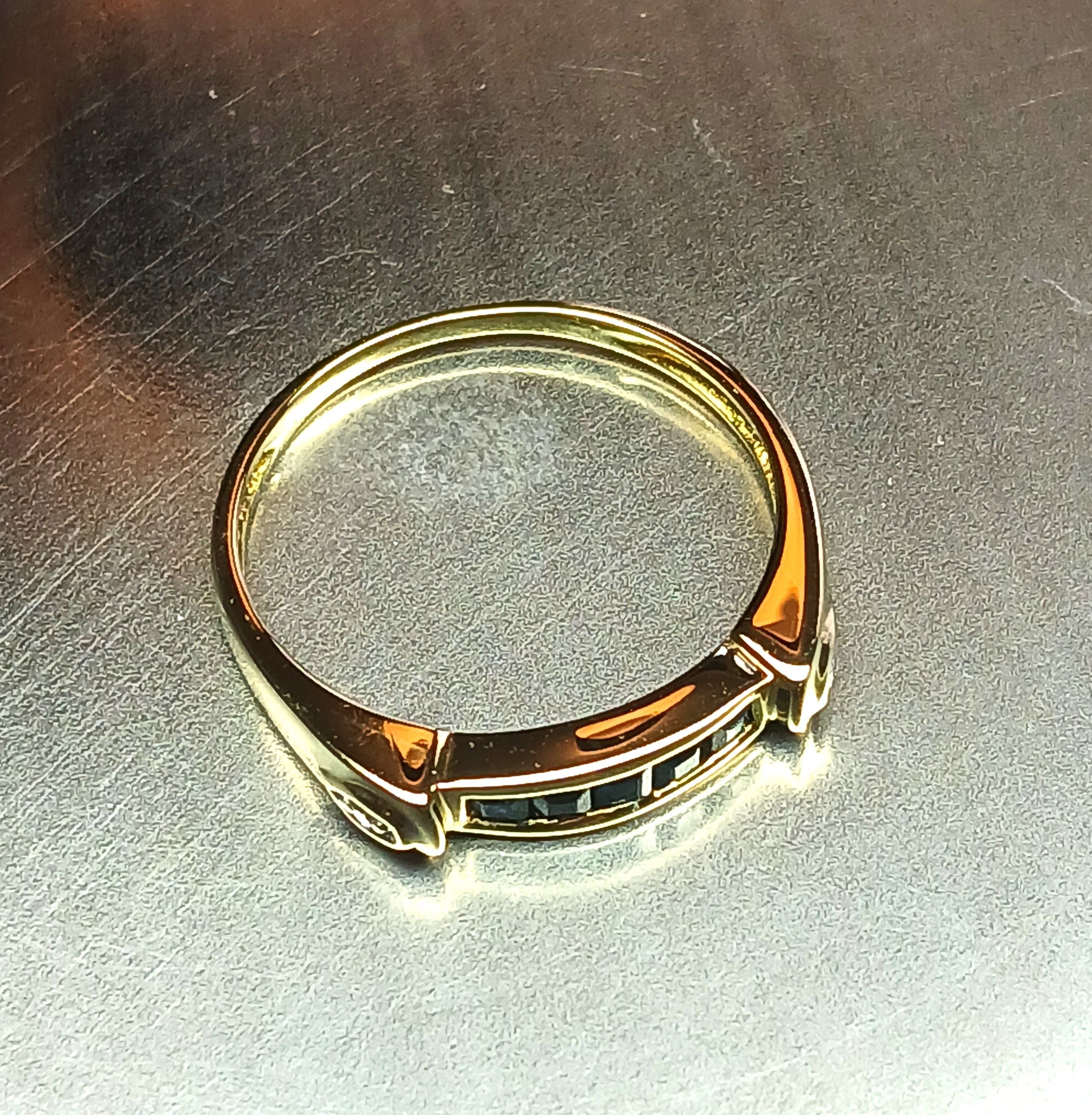 Bague en or jaune, saphirs et diamants