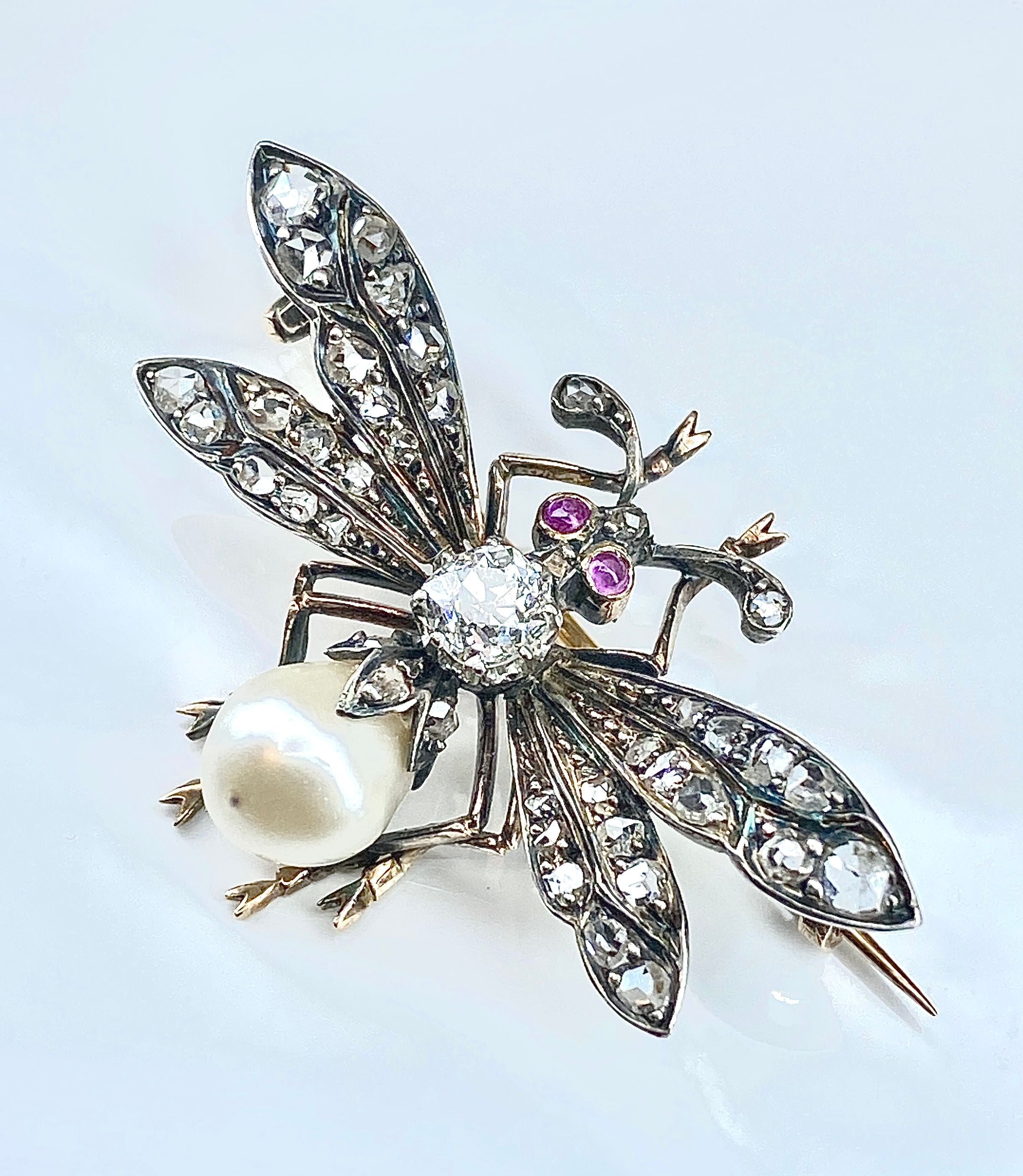 Broche mouche en or 18 carats et argent en diamants et perles fines vers 1850