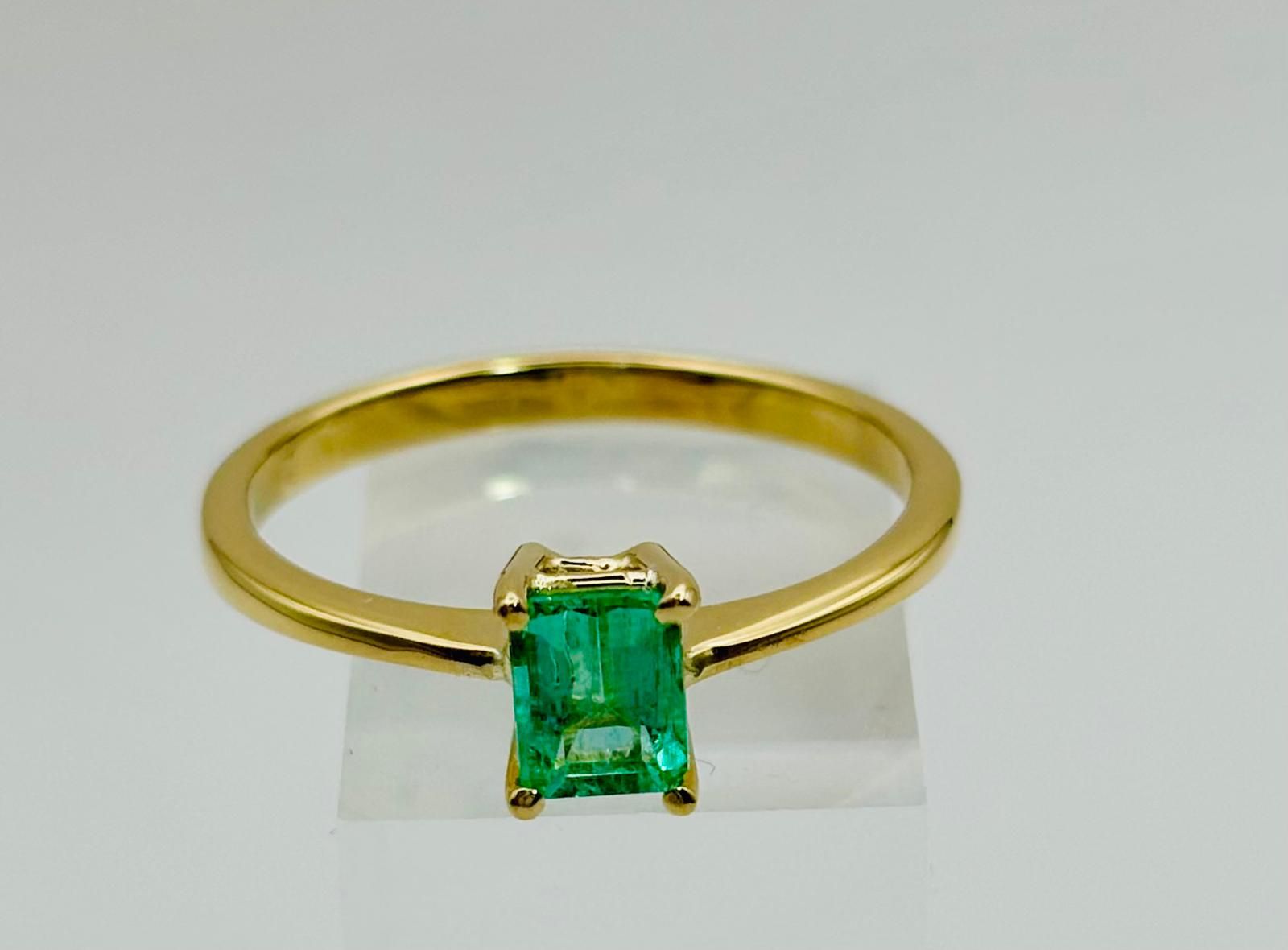 ANIILLO SOLITARIO DE GOLD AMARILLO WITH ESMERALDA CORTE ESMERALDA 