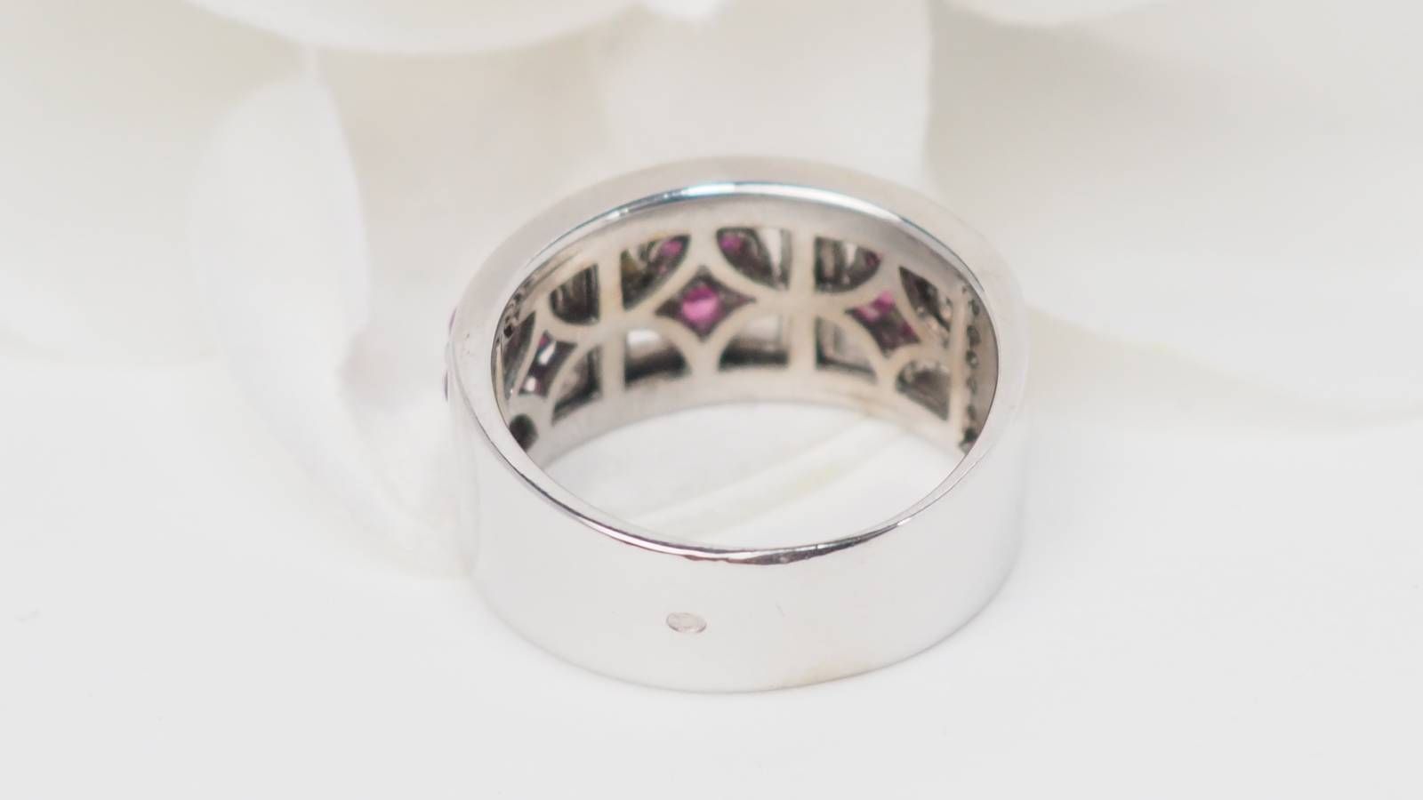 Bague bandeau en or blanc, topazes roses et diamants