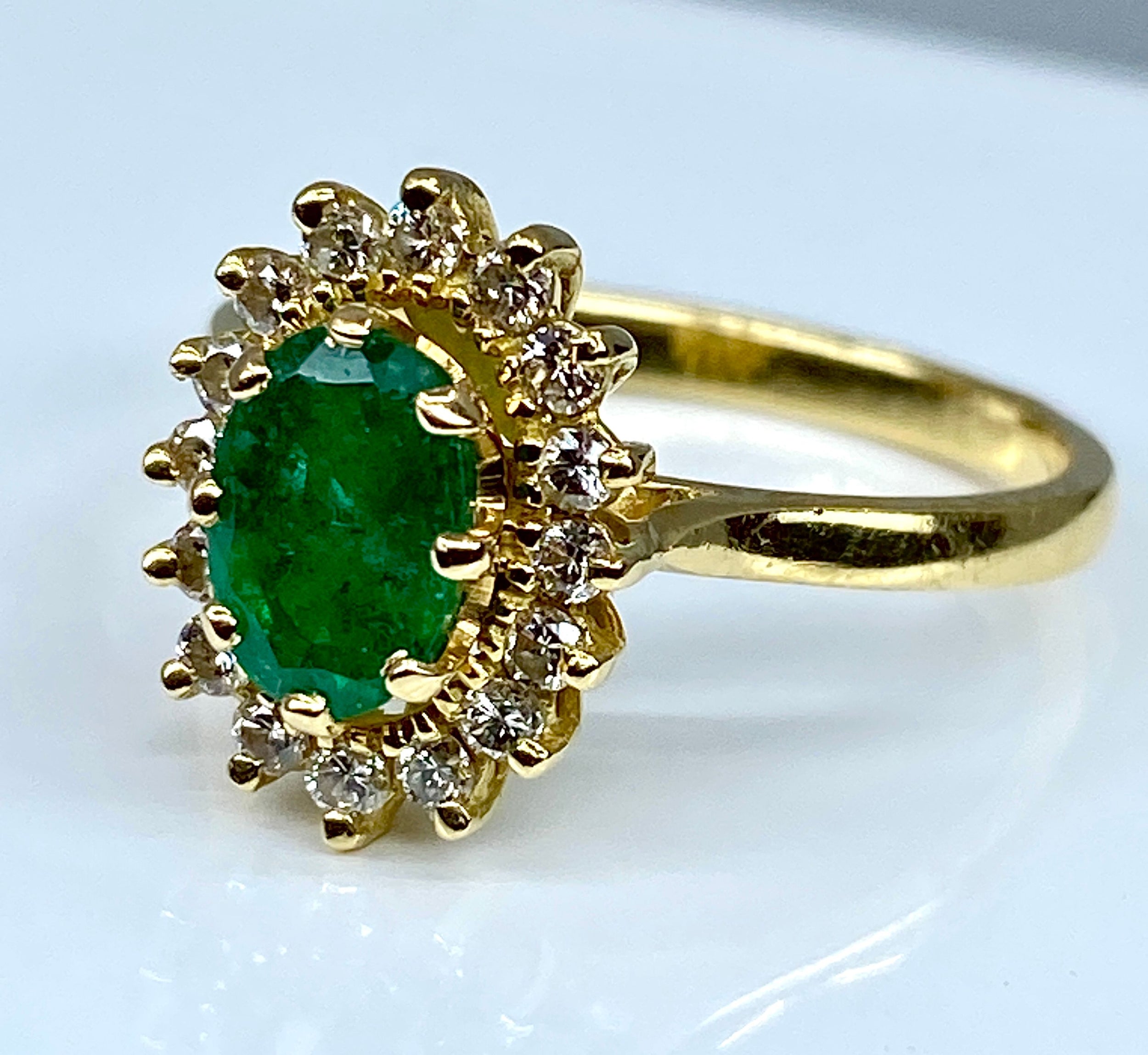 Bague marguerite en or 18 carats en émeraude et diamants