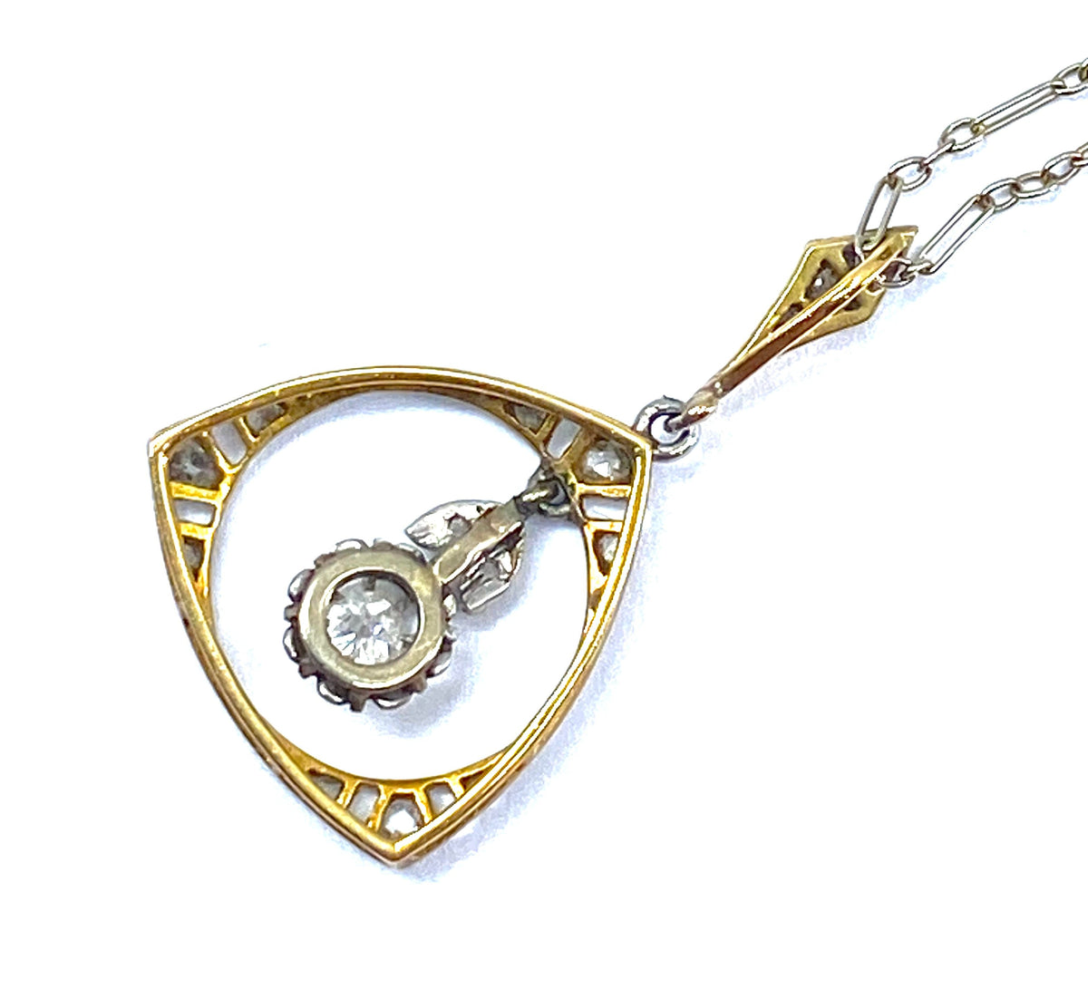 Pendentif en diamant et sa chaîne en or 18 carats, époque Art Deco