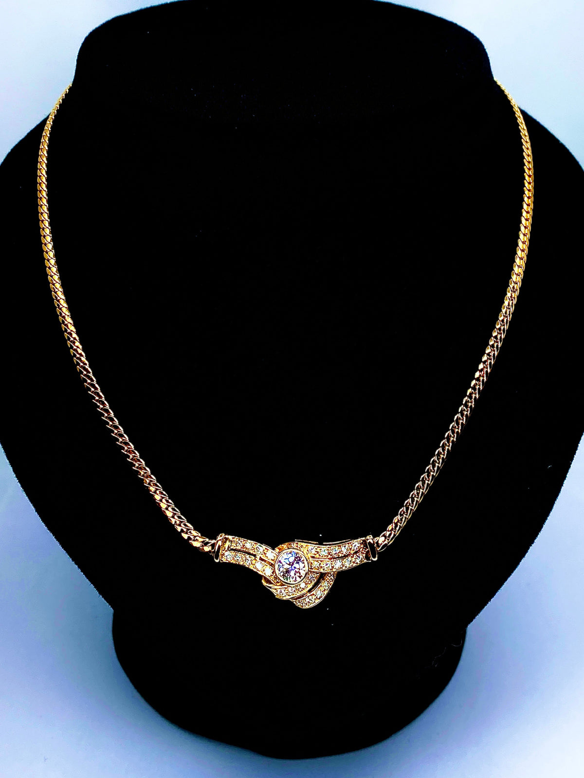 18-karat yellow gold necklace with diamond motif