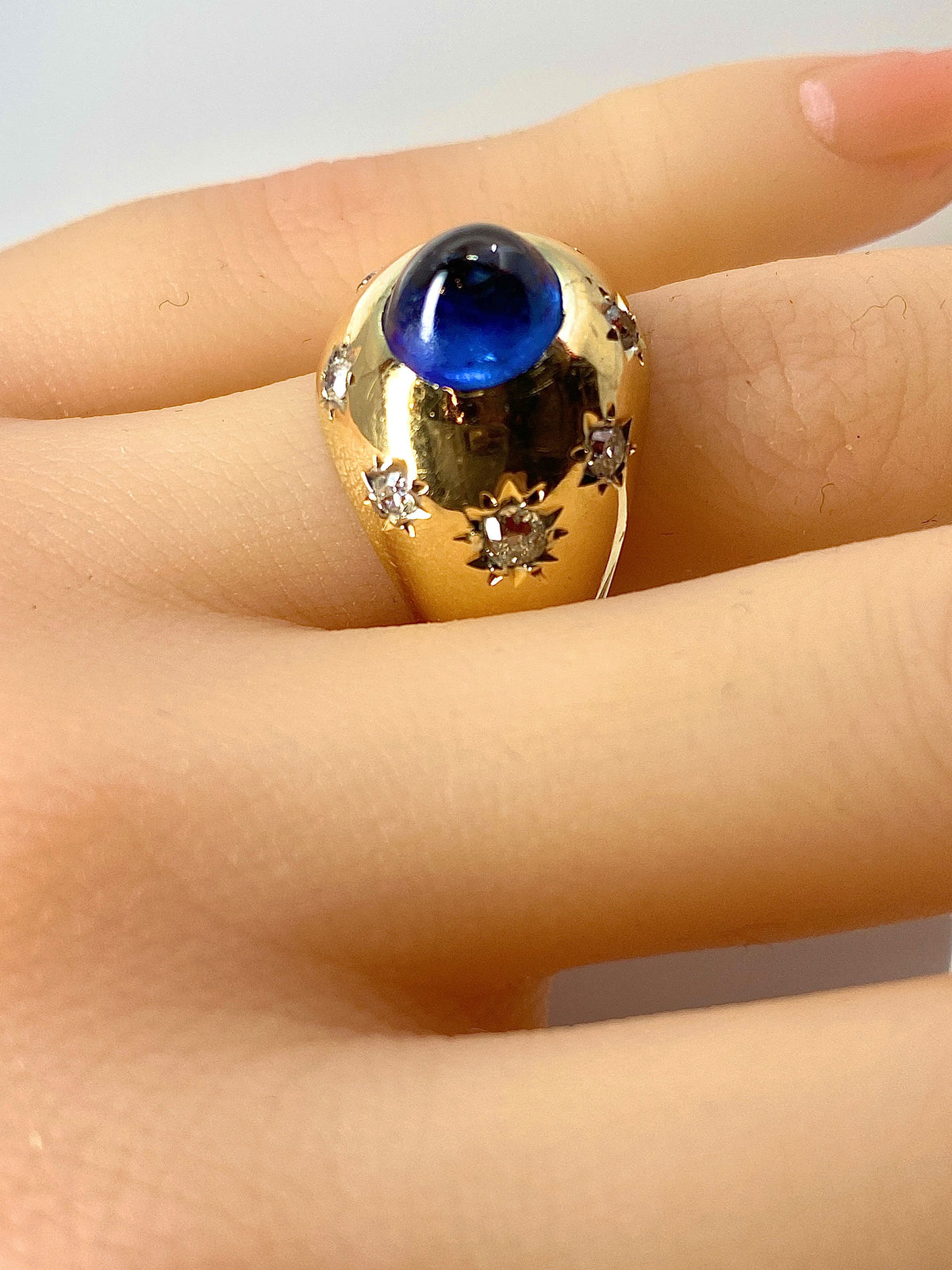 Bague en or jaune 18 carats, saphir 5,10 carats Ceylan non chauffé et diamants