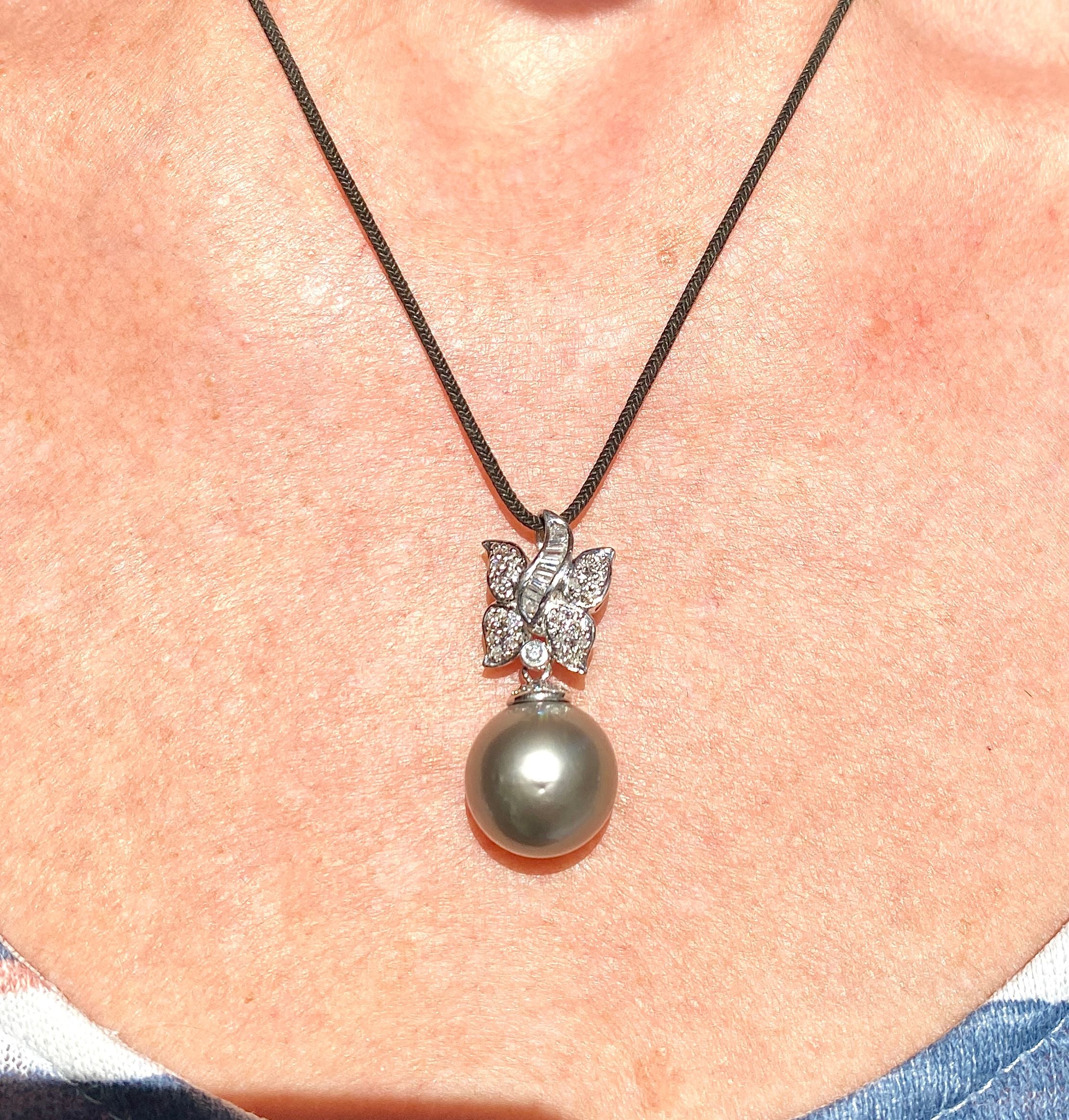 18-carat white gold pendant with Tahitian pearl and diamonds