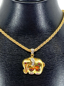 Collier pendentif en or 18 carats : éléphant en diamants et rubis