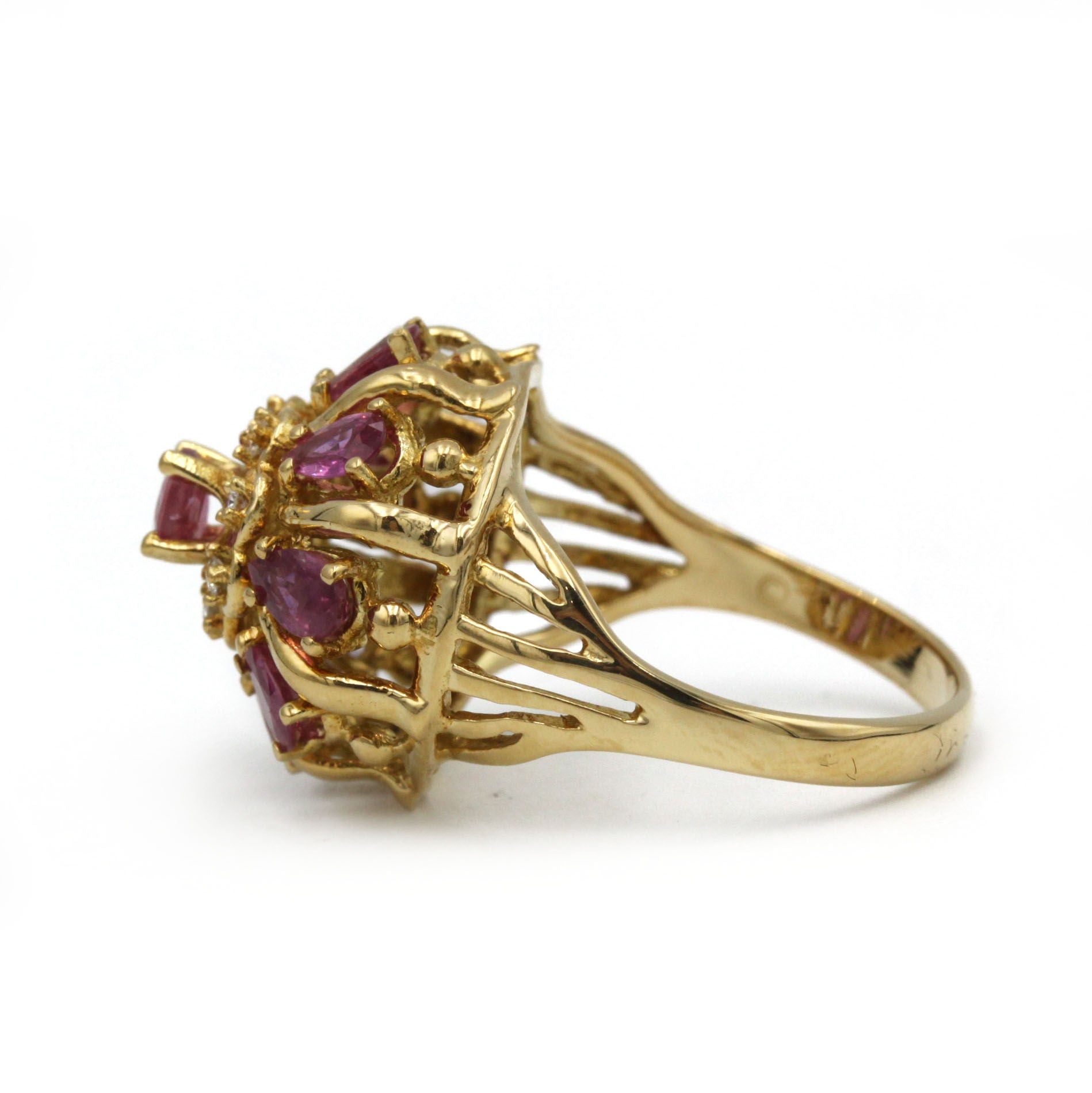 Ring at yellow gold, pink sapphires and diamonds