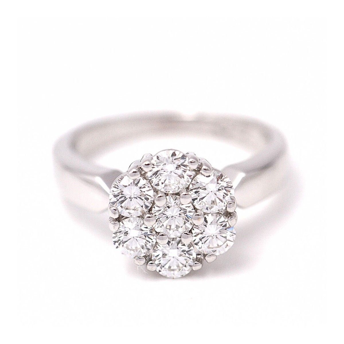 Bague rosette en or blanc