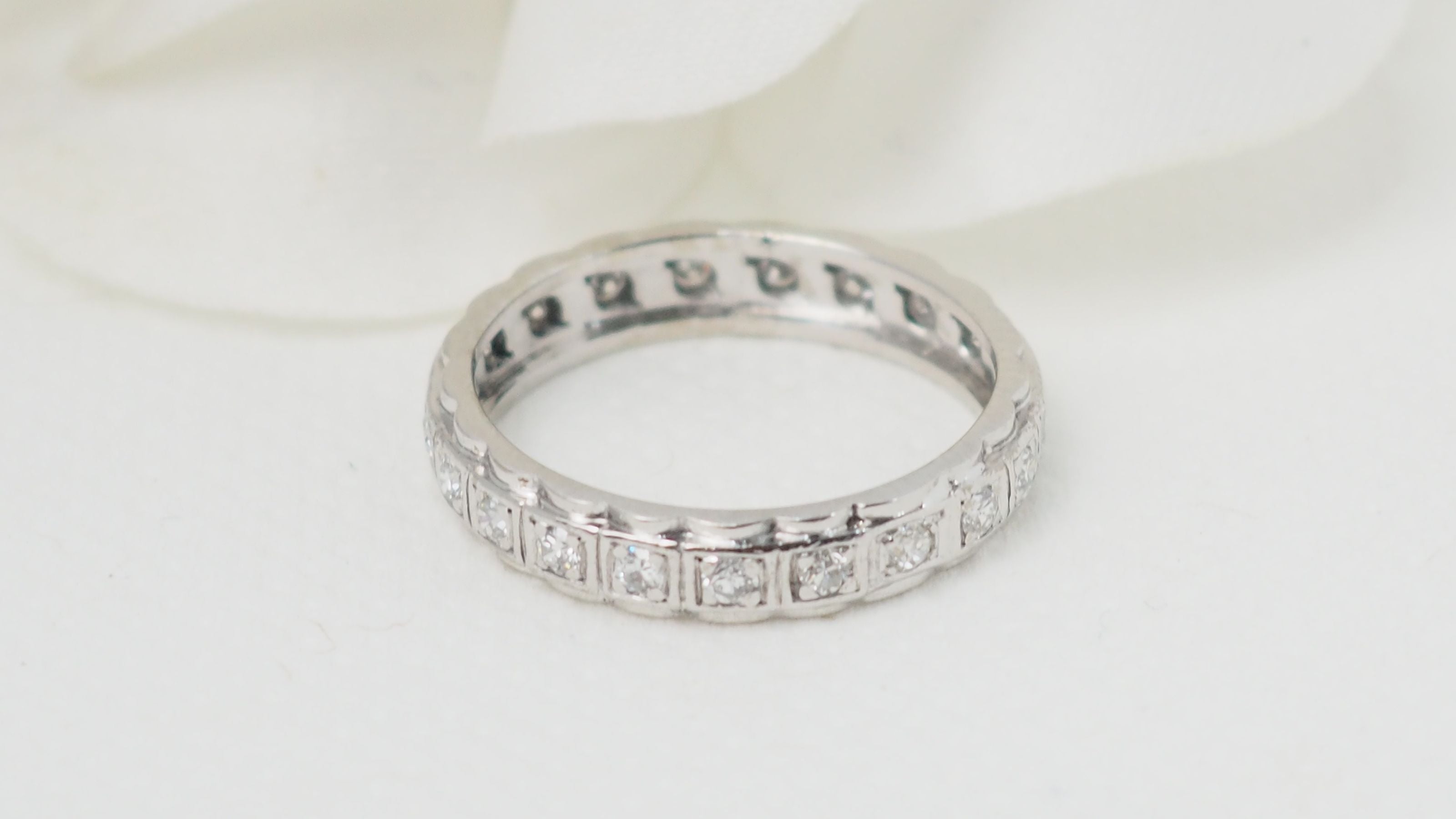 Full circle wedding ring in white gold and diamonds