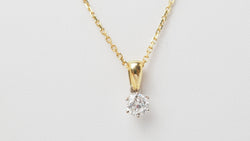 Collier soliatire en or jaune et diamants