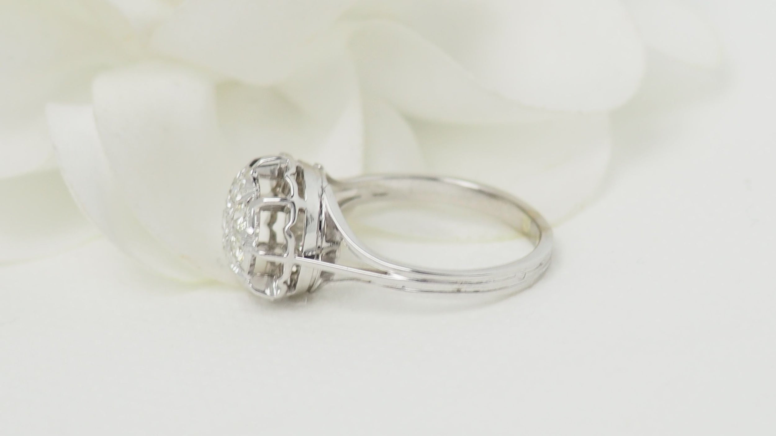 Bague vintage en or blanc et diamants