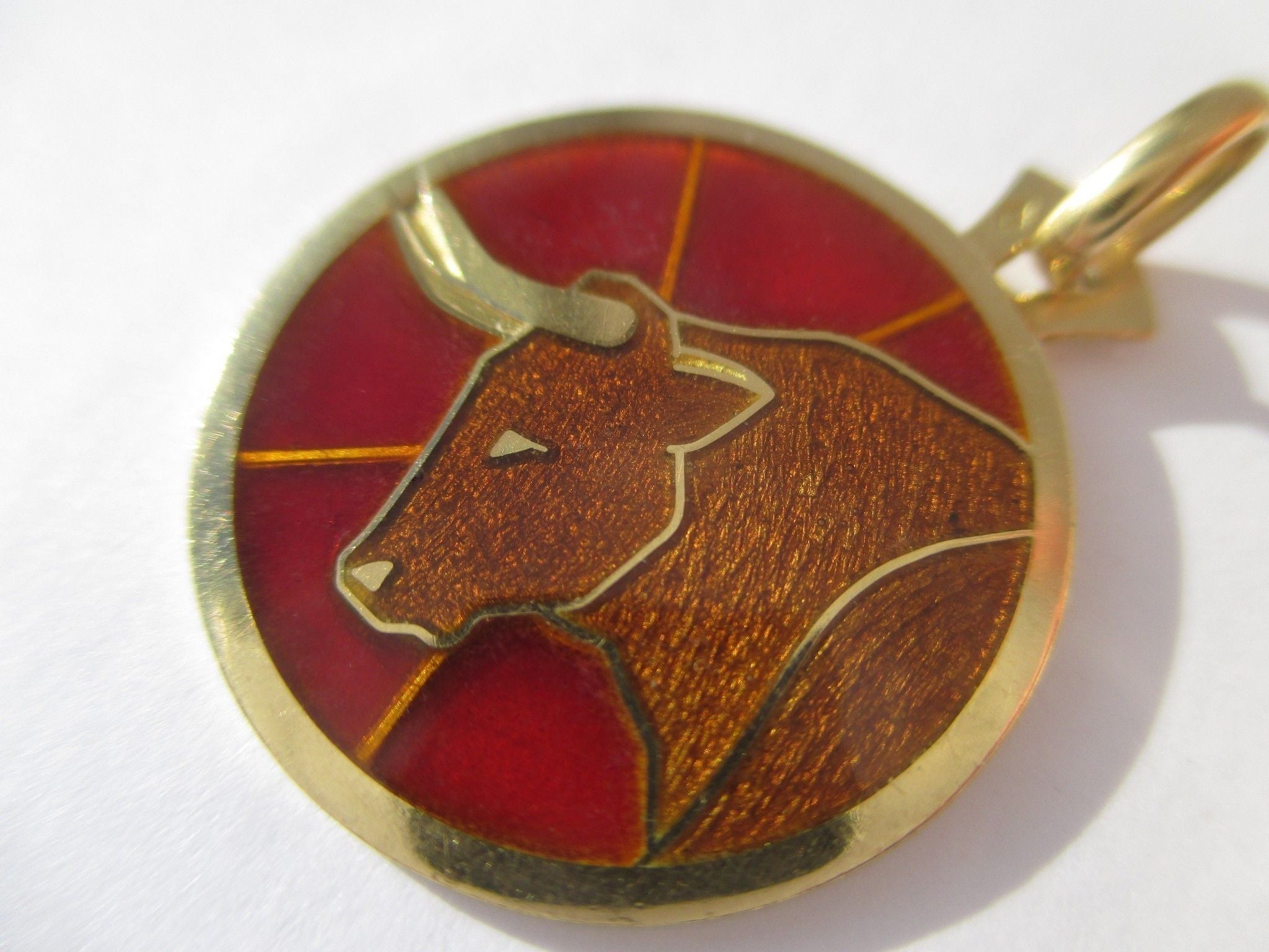 Pendentif CARTIER zodiaque taureau en or jaune et émail