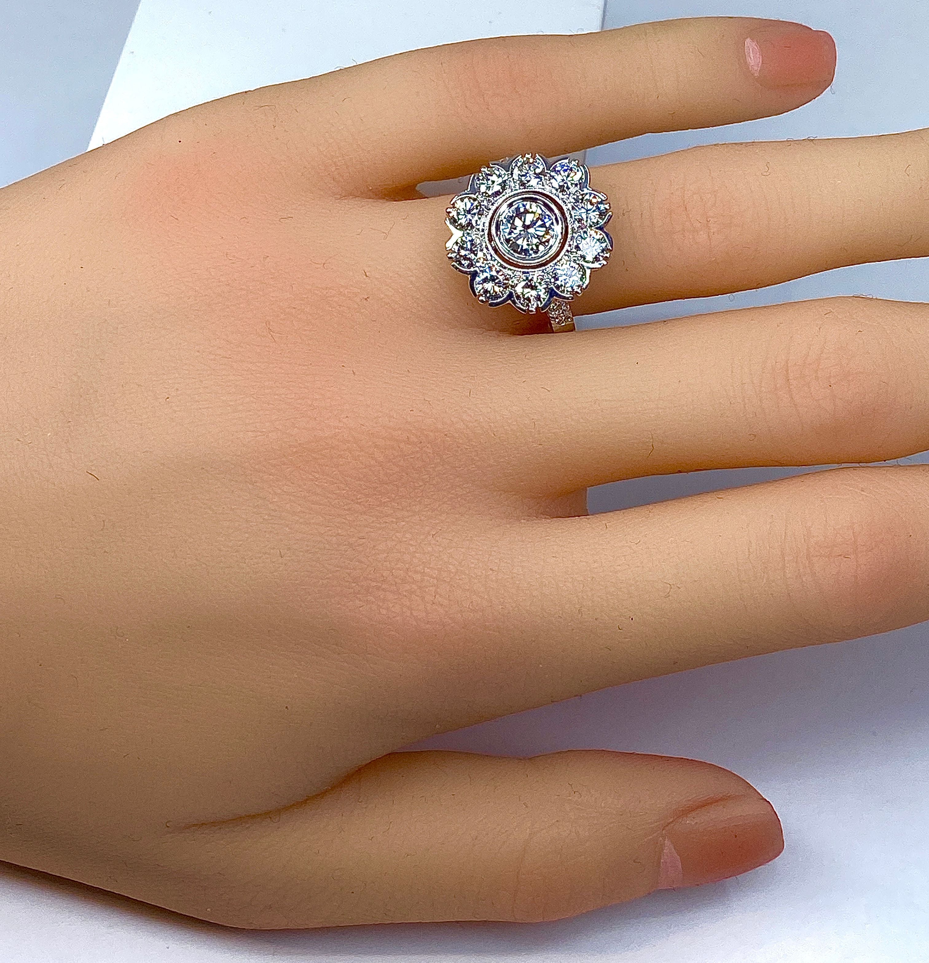 Bague marguerite en or blanc 18 carats sertie de diamants