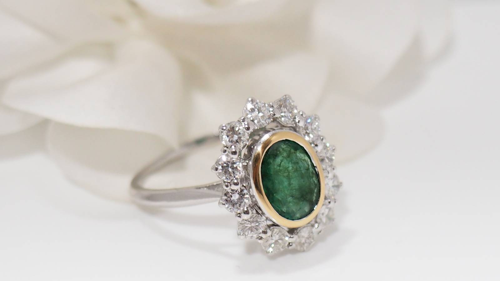 Pompadour ring in two-tone gold, emerald and diamonds 