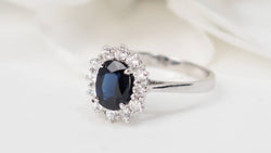 Bague marguerite en or blanc, saphir et diamants