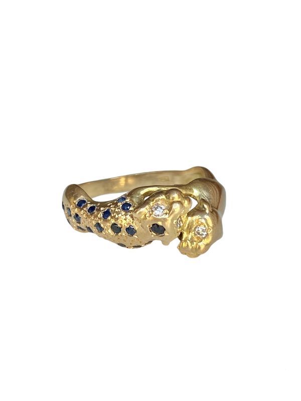 18k yellow gold ring representing the union of two panthers
